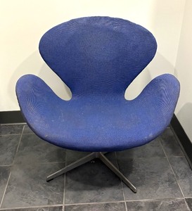 lot 214 image: Fritz Hansen Swan Chair  Arne Jacobsen for Fritz Hansen Mid Century Swan Chair