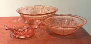 lot 351 image: Pink Depression Vintage Glass Bowls