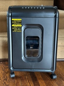 lot 354 image: New Amazon Basics Paper Shredder
