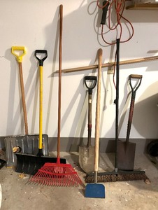 lot 367 image: Long Handled Tool Lot