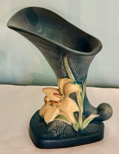 lot 301 image: Vintage Roseville Zephyr Lily Blue 1946 Mid Century Modern Pottery Cornucopia Vase