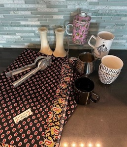 lot 306 image: Fun Kitchen Finds