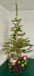 lot 314 image: Charlie Brown Christmas Tree with Vintage Ornaments