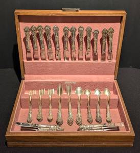 lot 5 image: Reed and Barton French Renaissance Sterling Silver Flatware Set