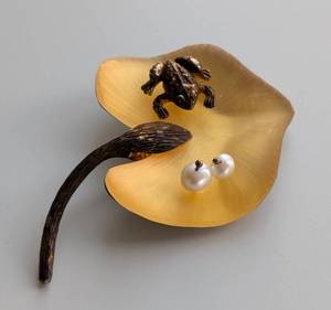 lot 296 image: Alexis Bittar Lucite Lily Pad Brooch