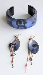 lot 295 image: Alexis Bittar Lucite Cuff Bracelet and Earrings Set