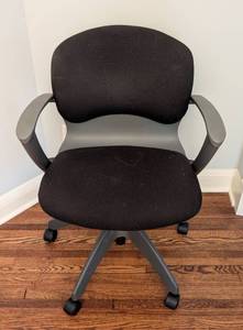 lot 256 image: Knoll Black Rolling Desk Chair
