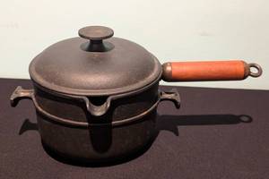 lot 279 image: Vintage Le Creuset Cast Iron Pans