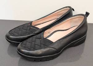 lot 293 image: Taryn Rose Black Leather Flats