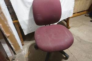 maroon and black office chair