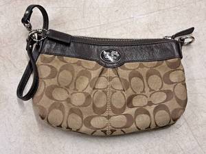 lot 692 image: Coach Wristlet Clutch