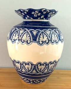 lot 46 image: Delightful Blue and White Vase