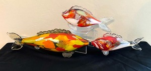lot 68 image: Three Decorative Art Glass Fish Figurines