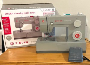 lot 91 image: Singer 4452 Sewing Machine