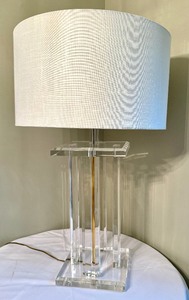 lot 5 image: Elegant Vintage Column Lucite Table Lamp