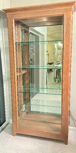 lot 17 image: Beautiful Display Cabinet