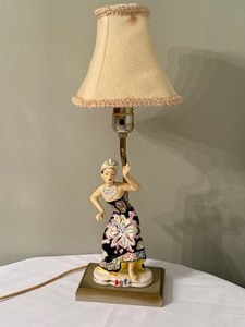 lot 170 image: Vintage Asian Figurine Table Lamp
