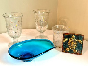 lot 121 image: Handblown Glass Drinkware, Glassman Clayworks Turtle Tile and Vintage Aqua Blue Glass Bowl