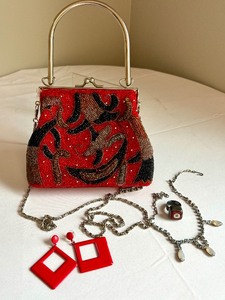 lot 165 image: Fun Vintage Handbag and Jewelry Items