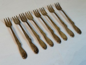 lot 166 image: Set of Eight Vintage Silver Plate Rogers Bros Seafood Forks
