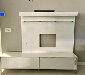 lot 8 image: Modern Free Standing TV Stand