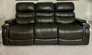 lot 2 image: Beautiful Electric Duo Reclining Sofa