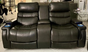 lot 3 image: Beautiful Electric Duo Reclining Love Seat