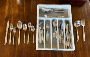 lot 205 image: 1960s Vintage Oneida Flatware Grouping