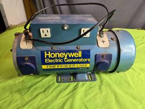 lot 2 image: Honeywell Electric Generator Model DA12-L - 1600 Watt Power Generator