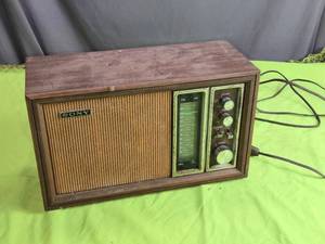 lot 7 image: Vintage Sony TFM-9450W AMFM Radio with 11 Transistors
