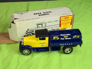 lot 17 image: 1992 Diecast Tanker Truck Bank from Dyersville June Toy Show