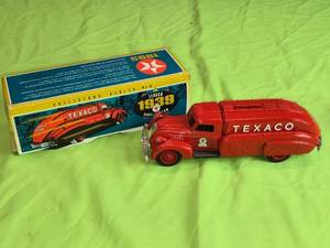 lot 18 image: Ertl 1939 Texaco Fire Truck - Collectors Series #10