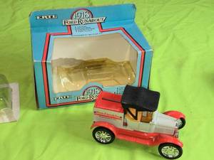 lot 23 image: 1986 Ertl 125 Scale Die-Cast Ben Franklin Ford Runabout Coin Bank