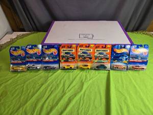 lot 26 image: Collection of 7 Hot Wheels and Matchbox Cars