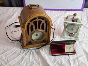 lot 41 image: Decorative Clocks and Retro Radio Lot