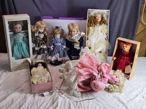 lot 103 image: Collection of Dolls and Teddy Bear