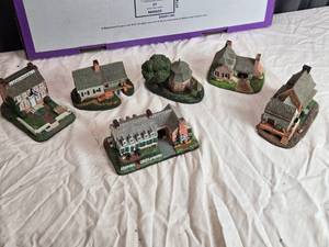 lot 124 image: Set of 6 Collectible Hand-Painted Miniature Houses from Hawthorne Collection Strolling Through Colonial America