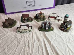 lot 125 image: Vintage Decorative Ceramic Houses and Lighthouse From Various Hawthorne Collections