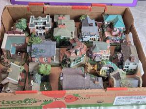 lot 126 image: Vintage Hawthorne Collection Miniature Houses and Figures Inspired by the Film Gone with the Wind