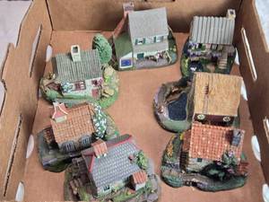 lot 127 image: Hand-Painted Stoneware Cottage Sculptures - Hawthorne Stonefield Valley Collection