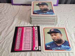 lot 140 image: Pile of 1986 Topps Kirby Puckett Baseball Card Folders #650