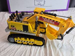 lot 175 image: Tonka Plastic Body Excavator with Working Functions - Requires 4 C Batteries