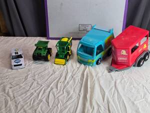 lot 177 image: Lot of 5 Toy Vehicles including John Deere Tractors & Mystery Machine