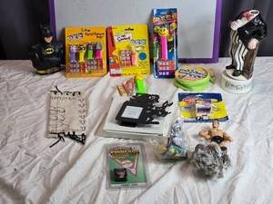 lot 189 image: Mixed Lot of Vintage Collectibles including Pez Dispensers, View-Master, and Action Figures