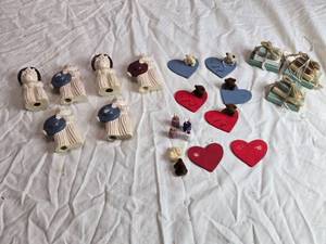 lot 206 image: Lot of Decorative Figurines, Tiny Books, and Heart Shapes