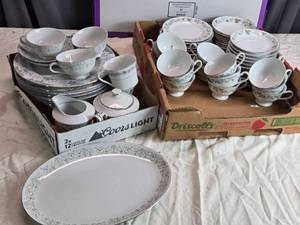 lot 212 image: Vintage Fine China Dinnerware Set - Not Complete Sets