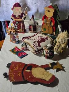 lot 215 image: Christmas Decor Collection - Santa Figures, and More