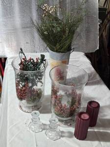 lot 231 image: Mixed Decorative Candle and Floral Arrangement Set