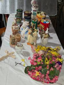 lot 235 image: Assorted Vintage Easter Decorations and Collectibles Lot