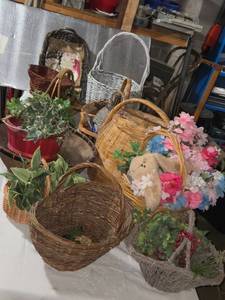 lot 236 image: Collection of Decorative Baskets with Greenery and Seasonal Decor